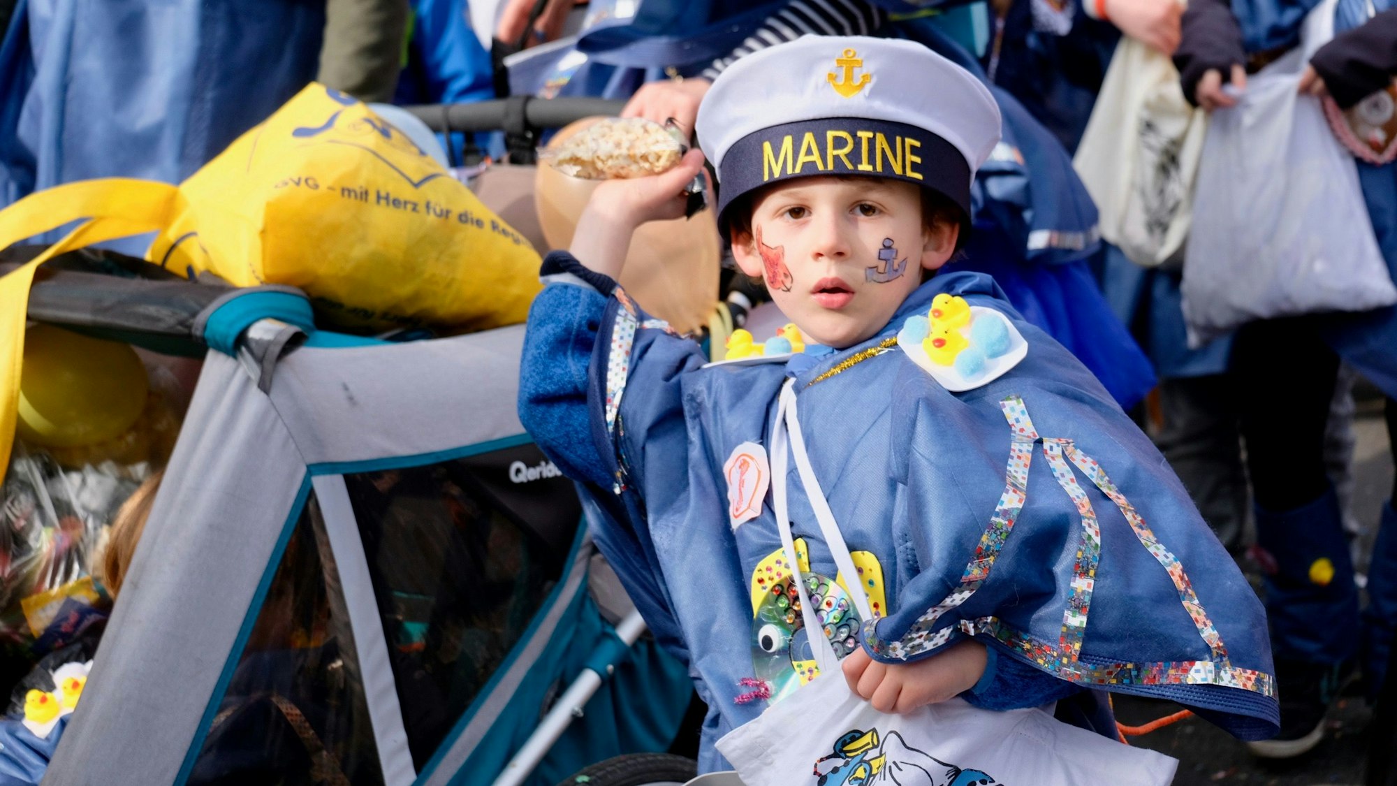 In Sülz war am Dienstag ein kleiner Matrose im Zug unterwegs.