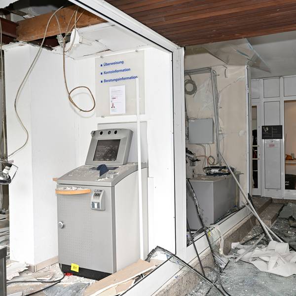Ein gesprengter Geldautomat der Deutschen Bank in Rösrath.