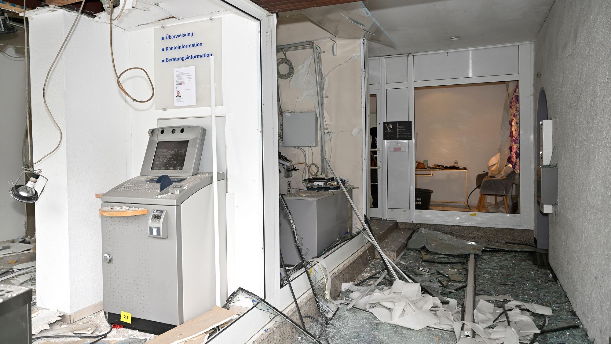 Ein gesprengter Geldautomat der Deutschen Bank in Rösrath.