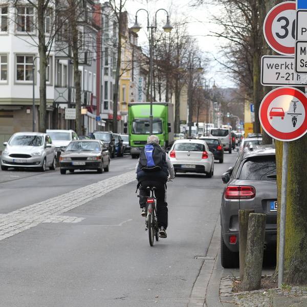 Ein neues Straßenschild gibt es in Hennef
an drei Stellen in der Innenstadt an der Frankfurter Straße.