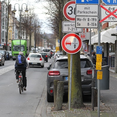 Ein neues Straßenschild gibt es in Hennef
an drei Stellen in der Innenstadt an der Frankfurter Straße.