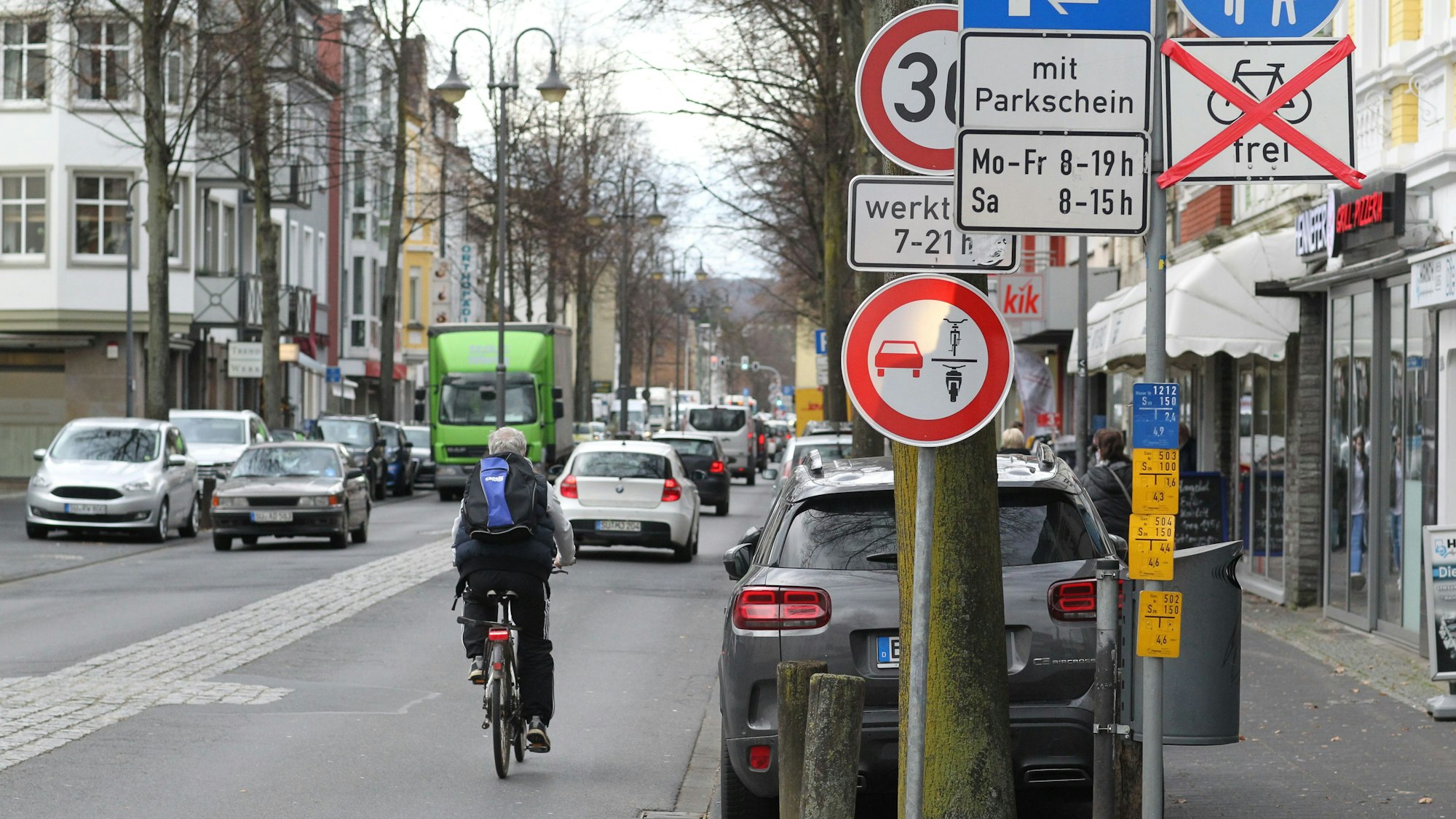 Ein neues Straßenschild gibt es in Hennef
an drei Stellen in der Innenstadt an der Frankfurter Straße.