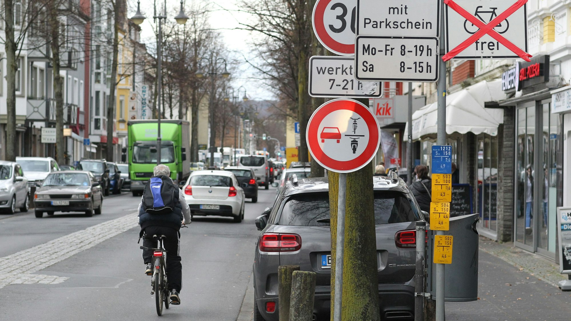 Das Bild zeigt die viel befahrene Frankfurter Straße in Hennef mit dem Verkehrszeichen „Überholverbot von einspurigen Fahrzeugen“.