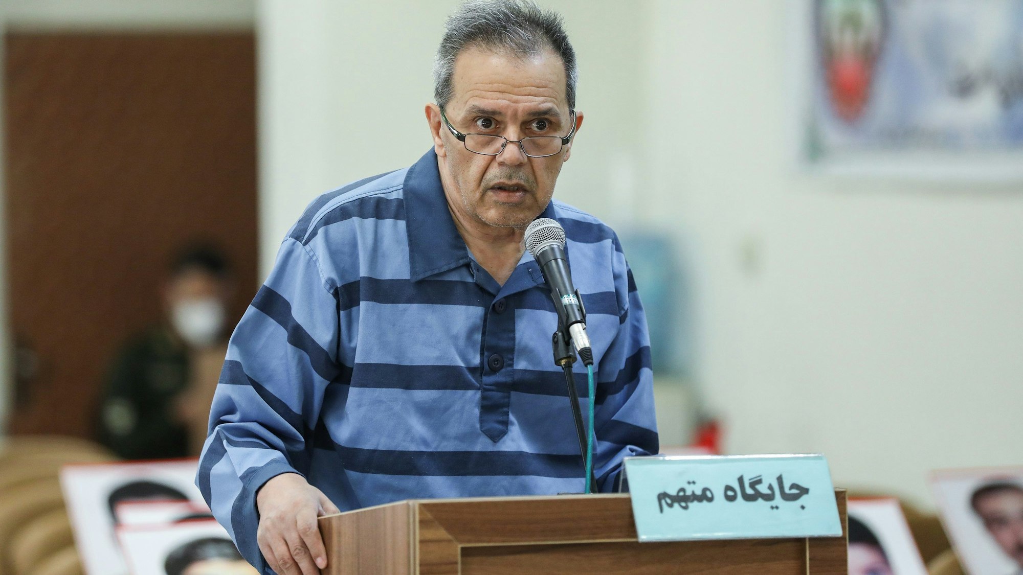 Die undatierte Aufnahme zeigt den Deutsch-Iraner Djamshid Sharmahd in einem Teheraner Revolutionsgericht. Sharmahd ist in einem umstrittenen Prozess zum Tode verurteilt worden.