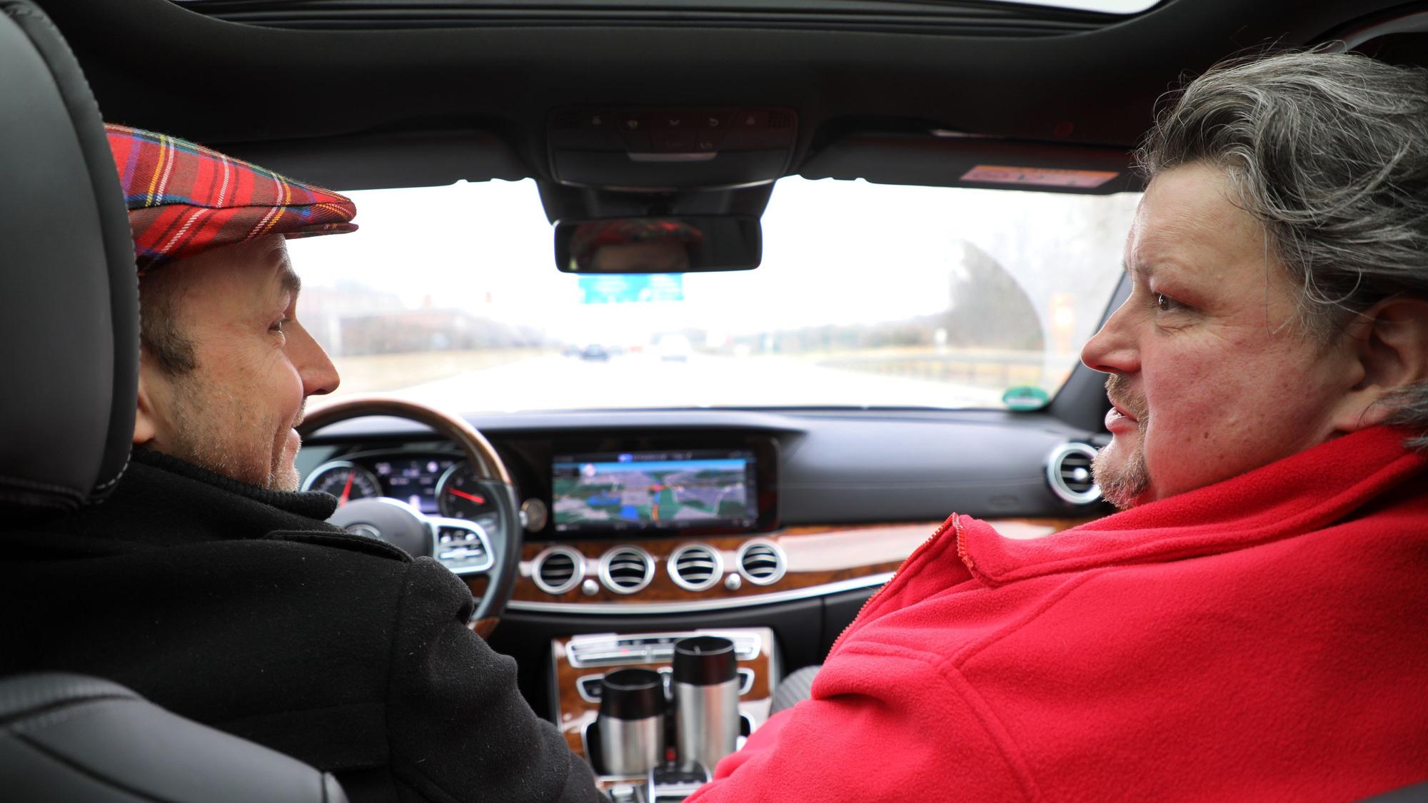 Thomas Cüpper und Fahrer Marc Steffen sitzen im Auto.