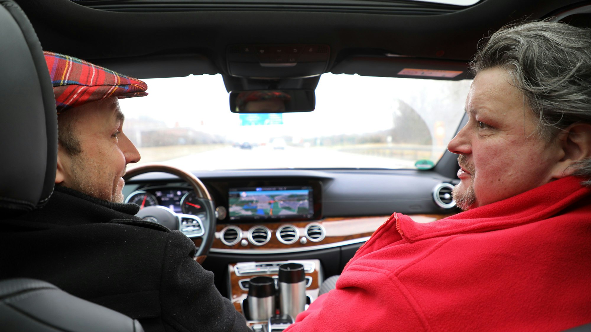 Thomas Cüpper und Fahrer Marc Steffen sitzen im Auto.