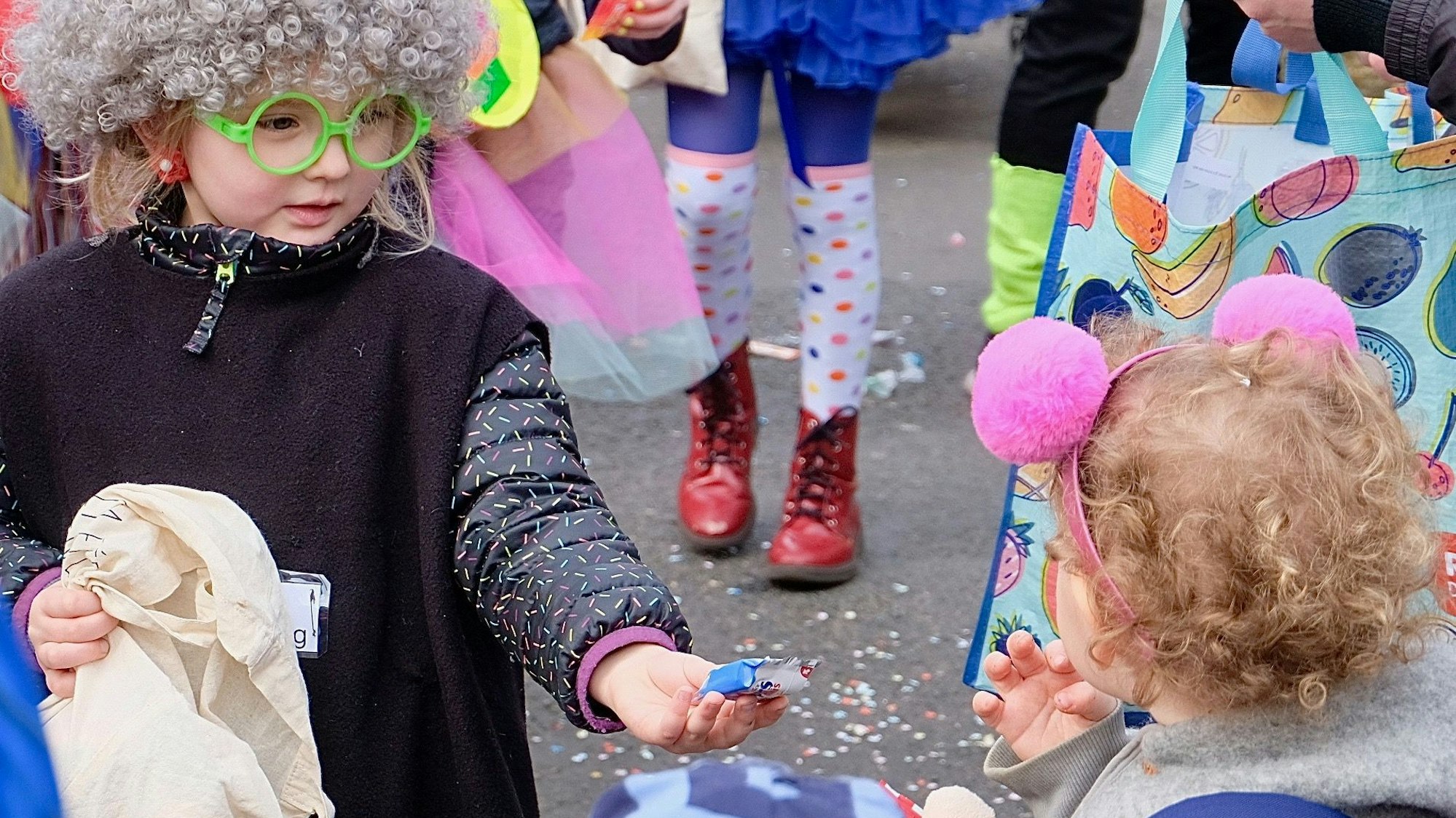 Kinder teilen ihre Kamelle.