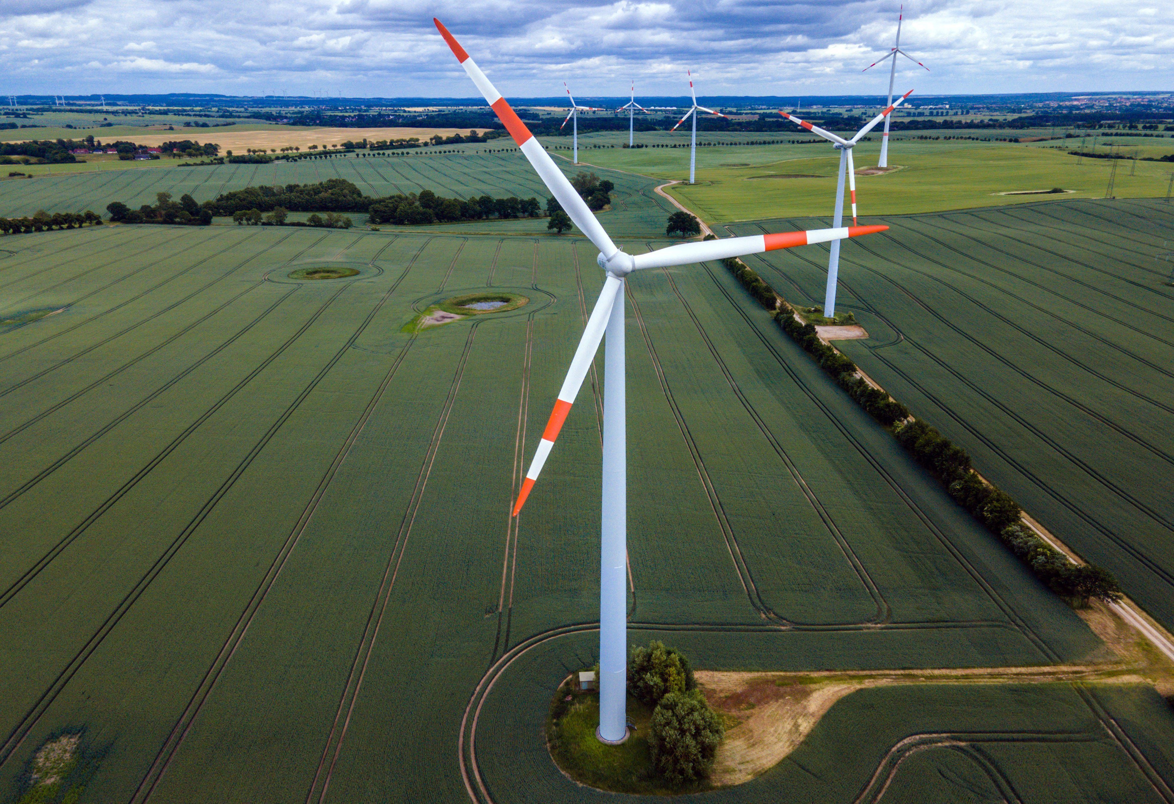 Windräder stehen auf Feldern.