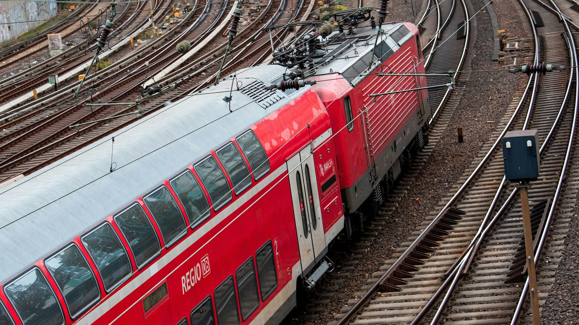 Eine Regionalbahn der Deutschen Bahn fährt aus dem Hauptbahnhof aus.