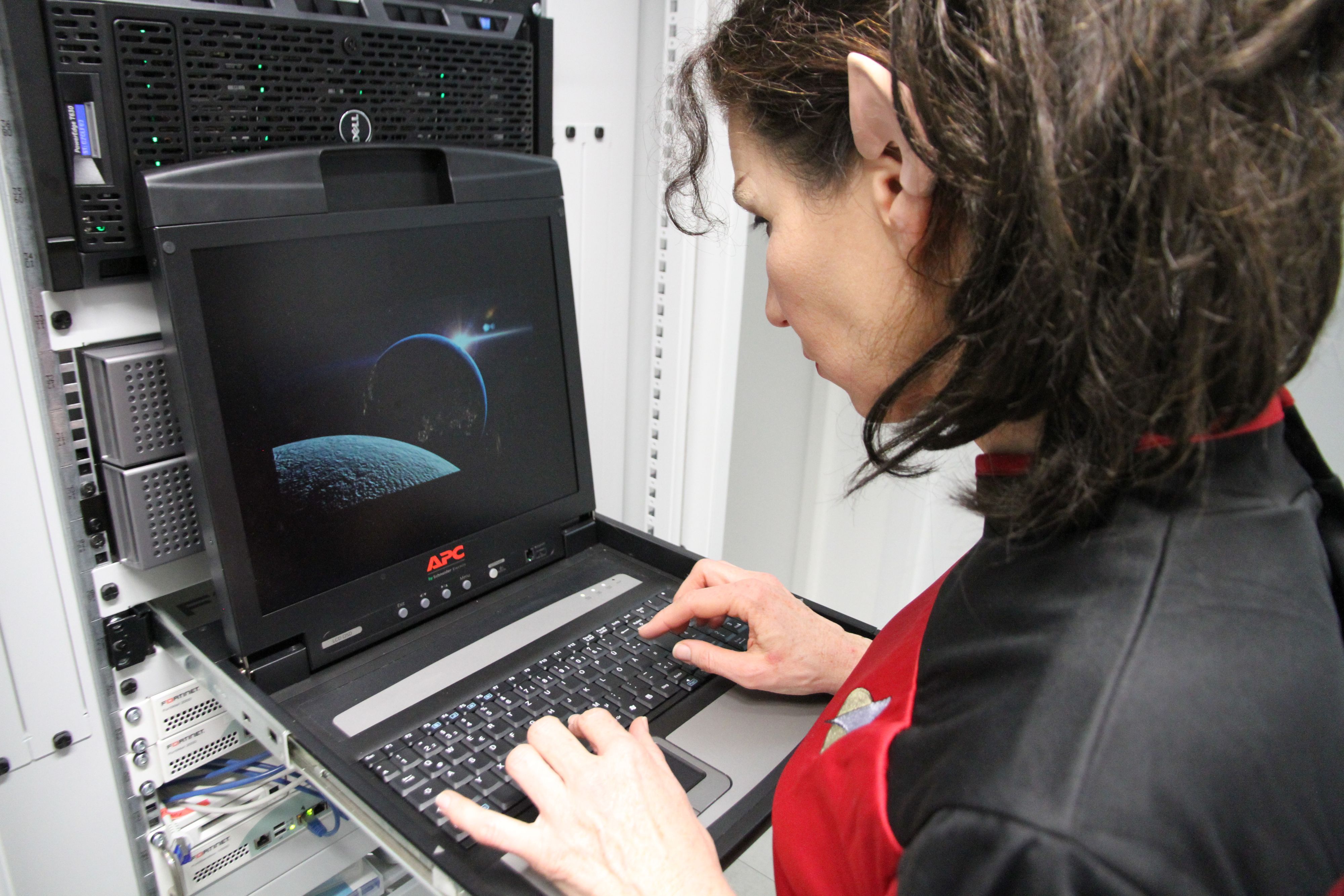 Sandra Ebert tippt auf einem Laptop.