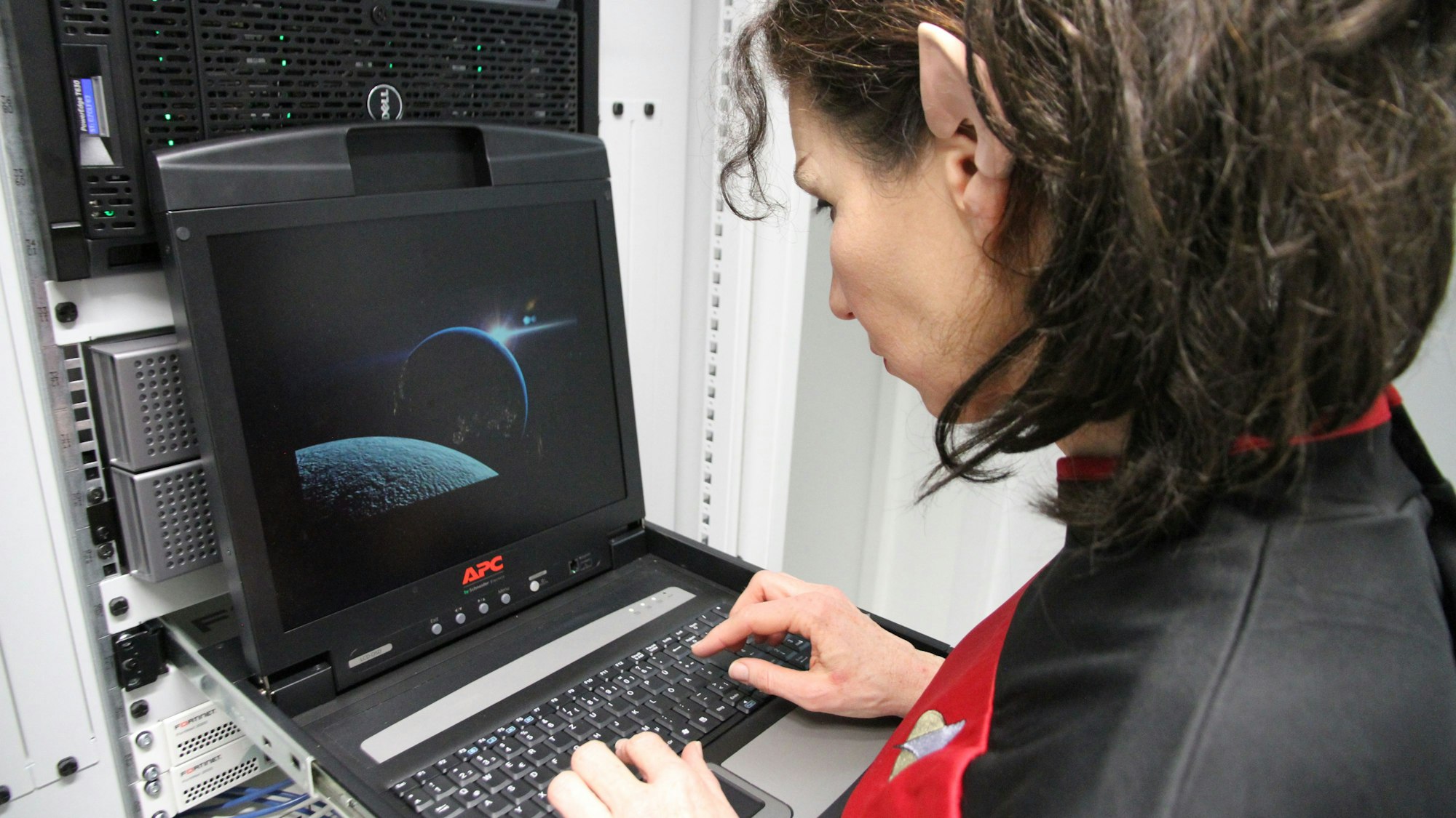 Sandra Ebert tippt auf einem Laptop.