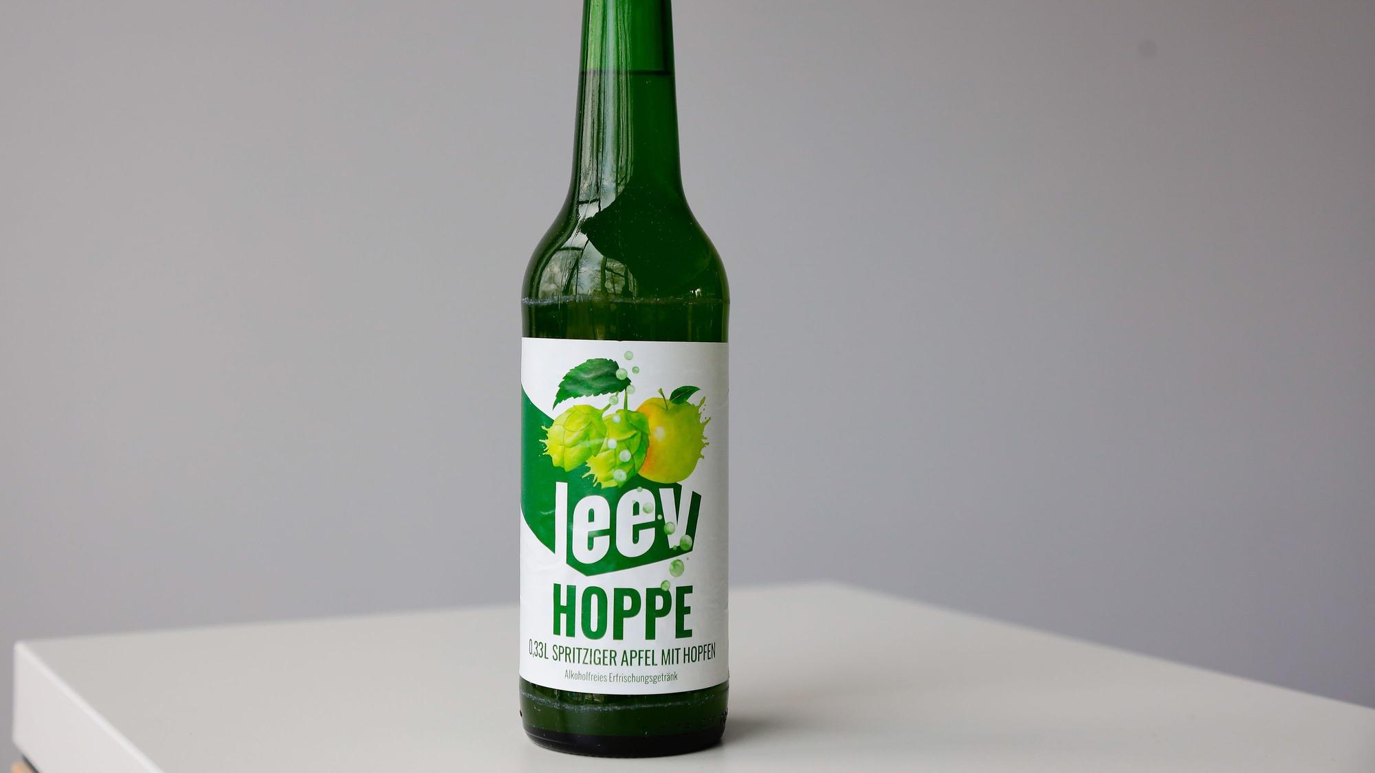 Eine Flasche Leev Hoppe, Apfelsaft mit Hopfen