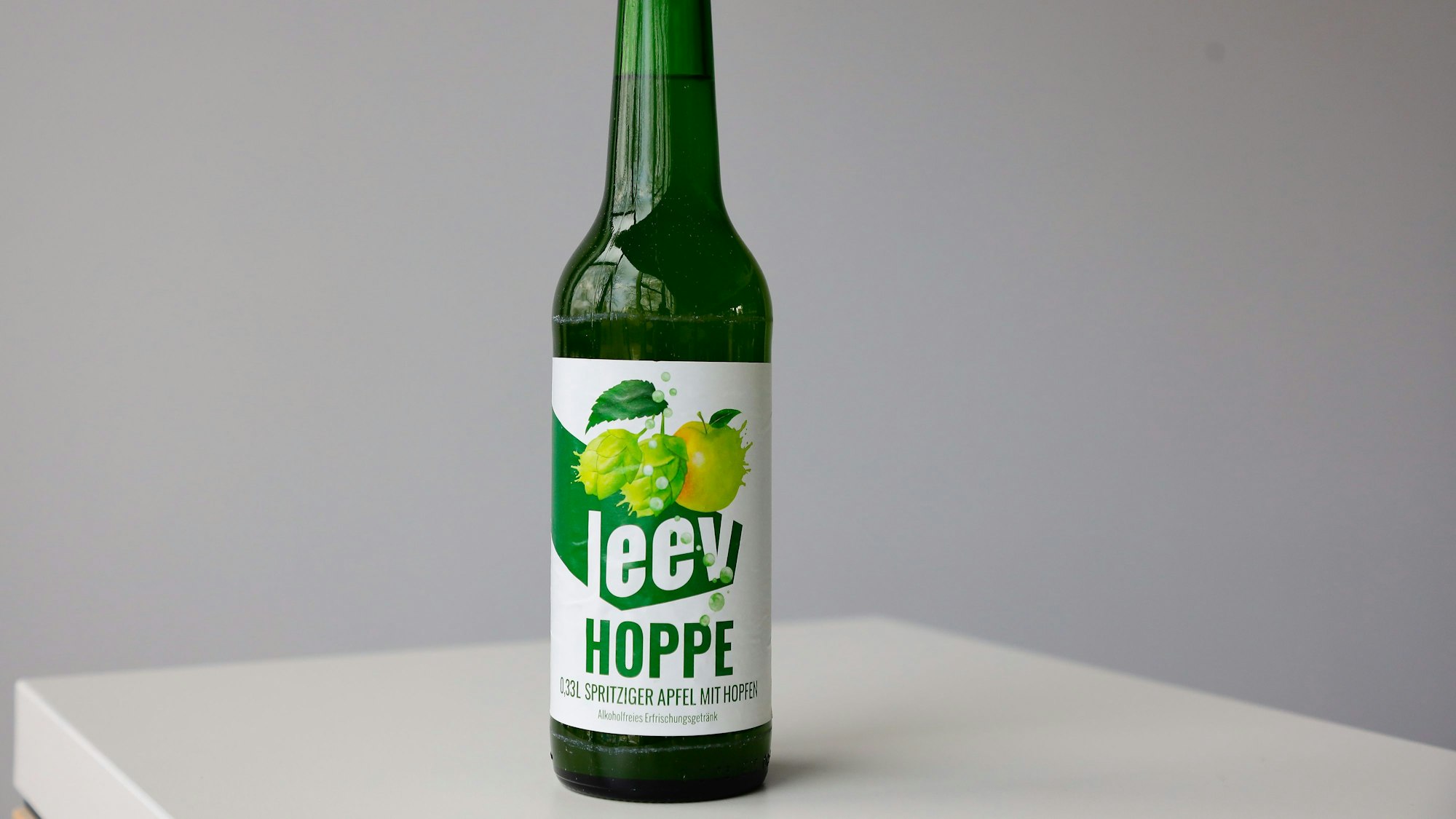 Eine Flasche Leev Hoppe, Apfelsaft mit Hopfen