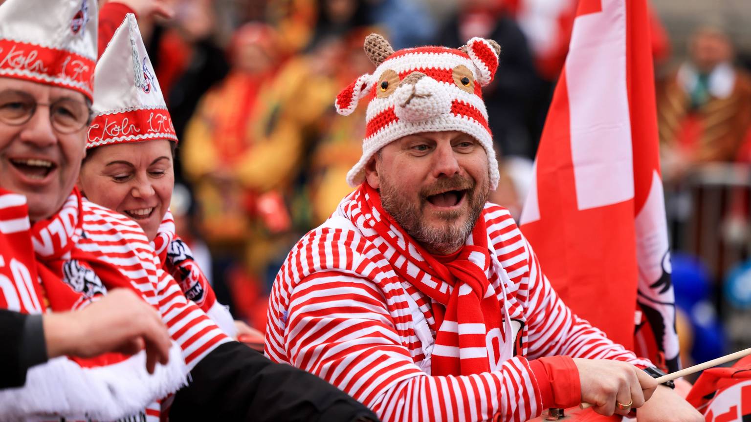 Steffen Baumgart mit einer von Fans gehäkelten Hennes-Kappe