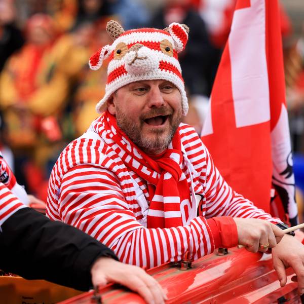 Steffen Baumgart mit einer von Fans gehäkelten Hennes-Kappe
