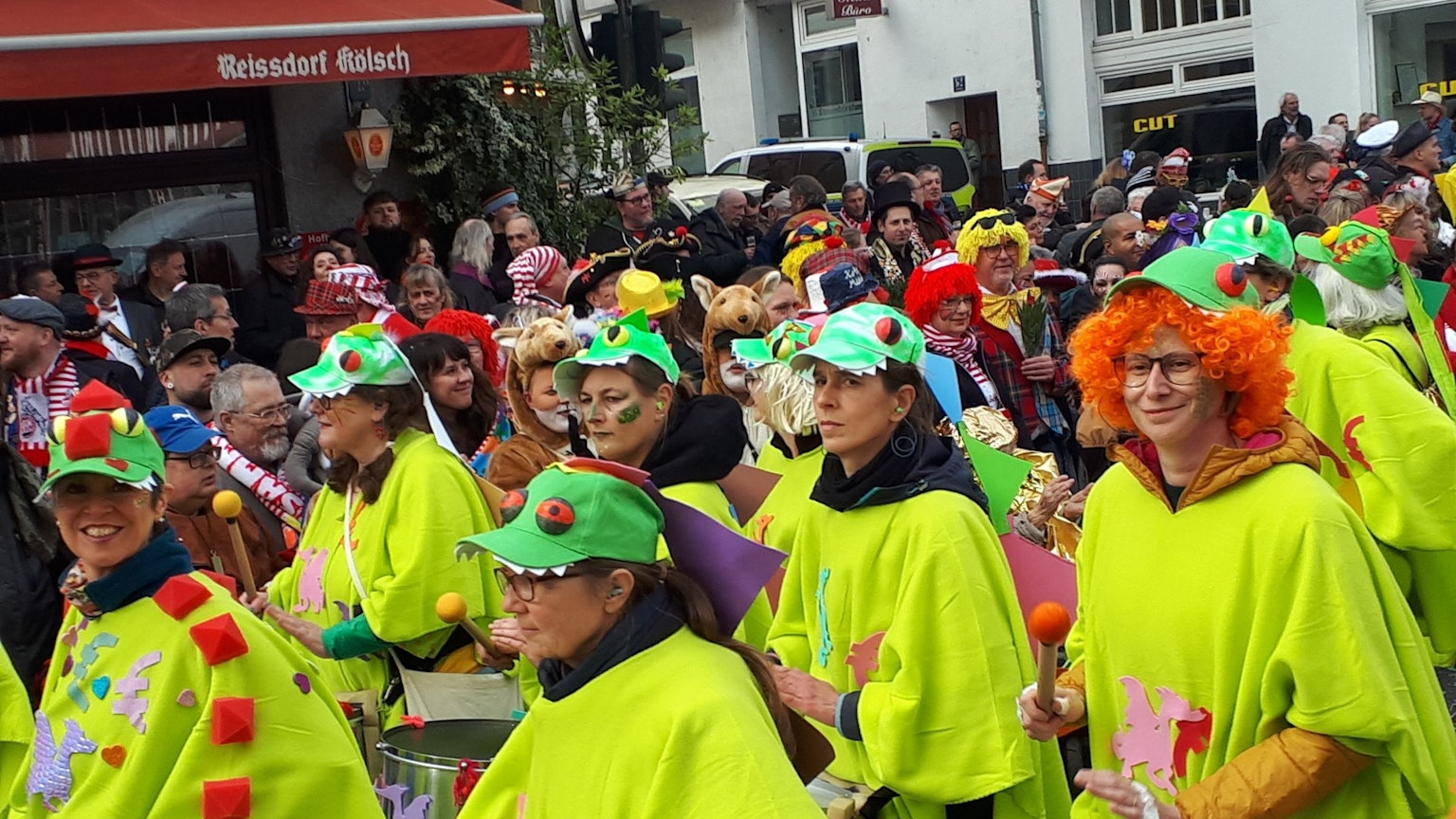 Eine Gruppe im Zug in Nippes.