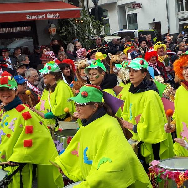 Eine Gruppe im Zug in Nippes.