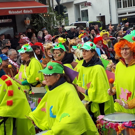 Eine Gruppe im Zug in Nippes.