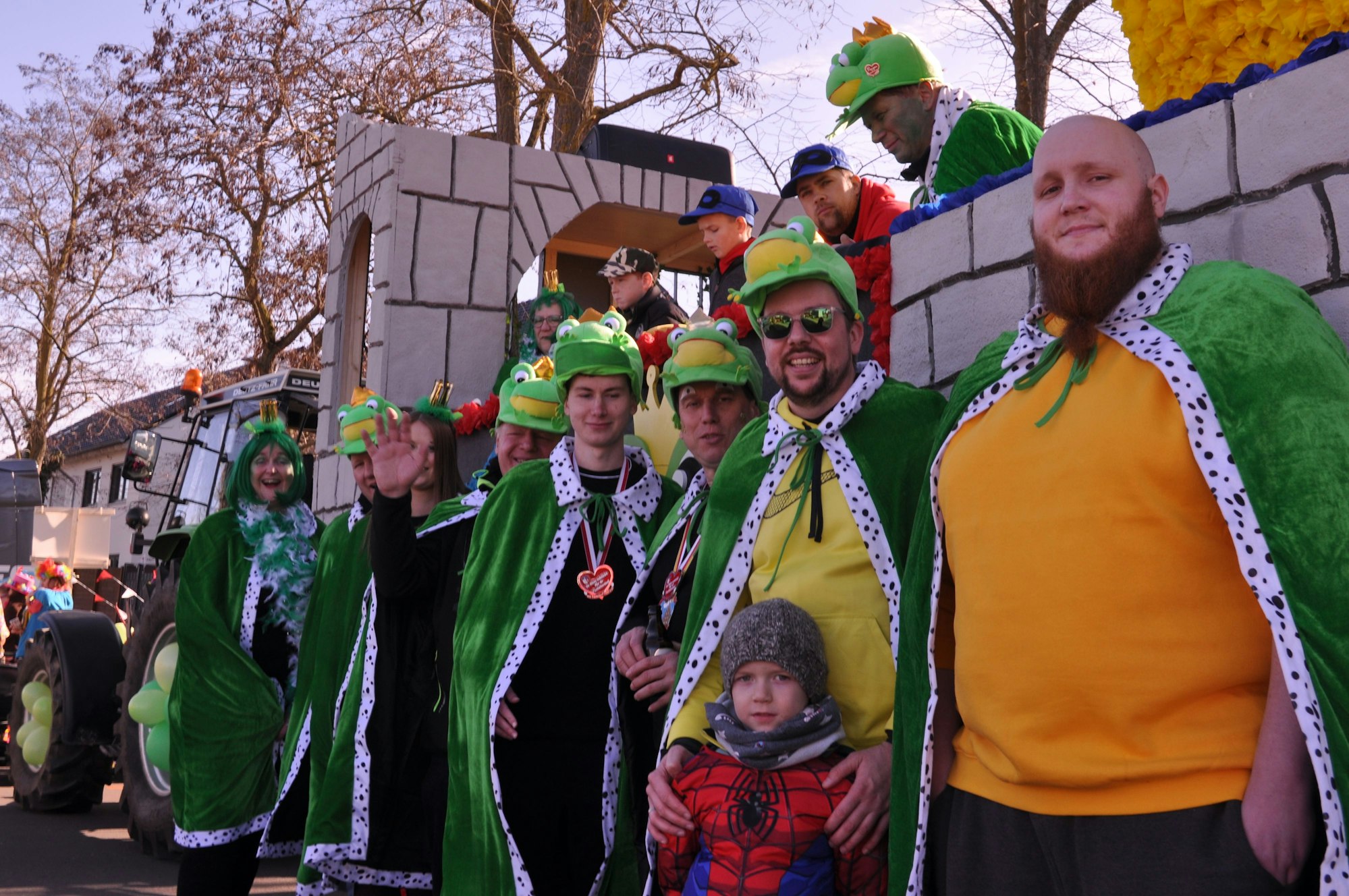 Rosenmontagszug Odendorf Gruppe König Frosch, oder doch Froschkönige?