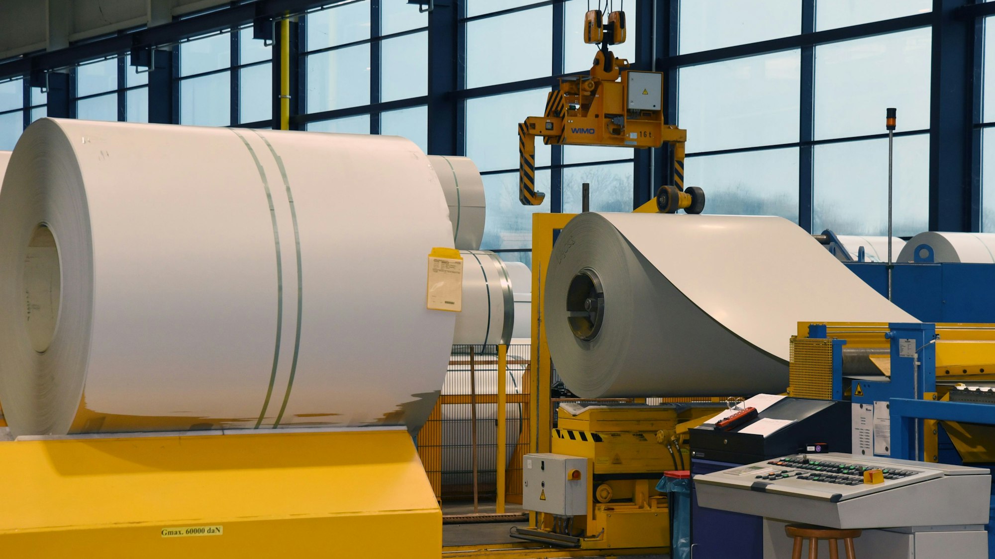 Zwölf Tonnen wiegen die Stahlrollen, die in Wehnrath weiterverarbeitet werden.