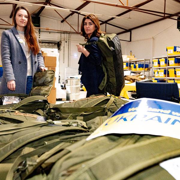 Julia Chenusha (l.) und Linda Mai vom Blau-Gelben Kreuz hinter den Rettungsrucksäcken für die Feldärzte im Lager in der Marktstraße in der Südstadt.