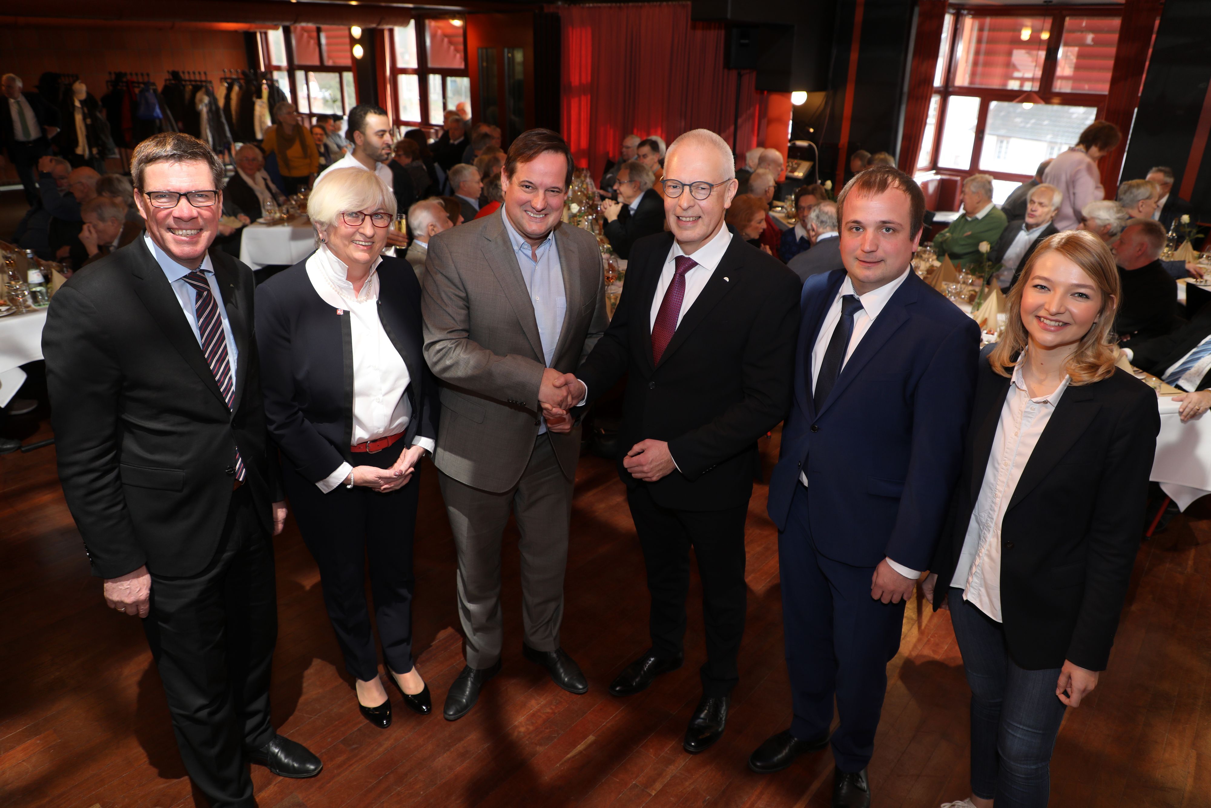 CDU-Landtagsfraktionschef Thorsten Schick (3.v.l.) wird von Landrat Stephan Santelmann, Frauenunion-Vorsitzende Vera Rilke-Haerst, CDU-Kreisparteichef Dr. Hermann-Josef Tebroke MdB, MdL Martin Lucke und Lena Behnke (Vorsitzende CDU Kürten) im Spiegelsaal des Bergischen Löwen empfangen.