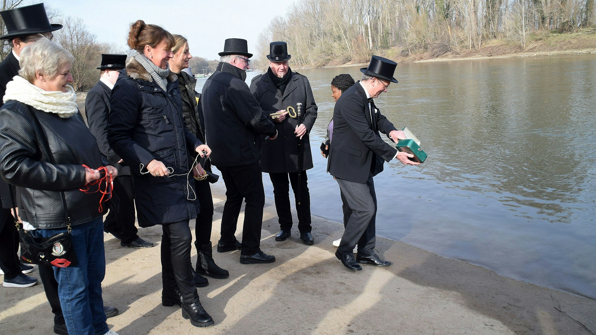 Die Geldbeutel und die Stadtkasse von Bornheim sind leer. Die Tollitäten der abgelaufenen Session treten am Herseler Rheinufer mit Bürgermeister Christoph Becker zum Portemonnaieauswaschen an Aschmermittwoch an.