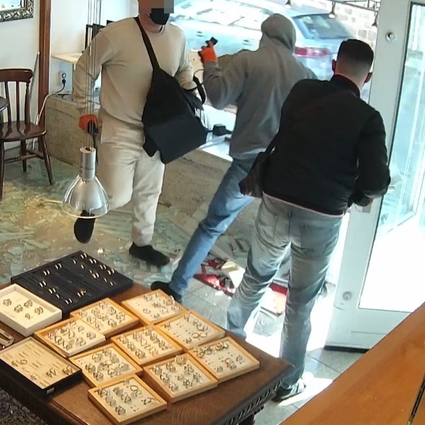 Drei Männer wurden bei einem Überfall auf einen Juwelier von einer Überwachungskamera gefilmt.