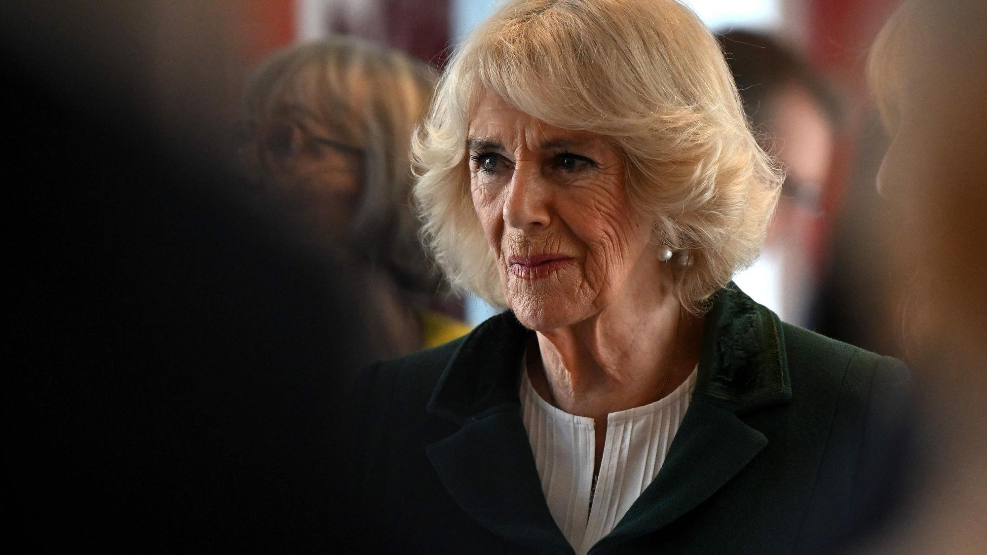 Königin Camilla zwischen Menschen.