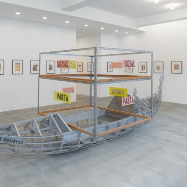 Der "Sozialkistentransporter" von Martin Kippenberger ist in der Galerie Gisela Capitain zu sehen.
