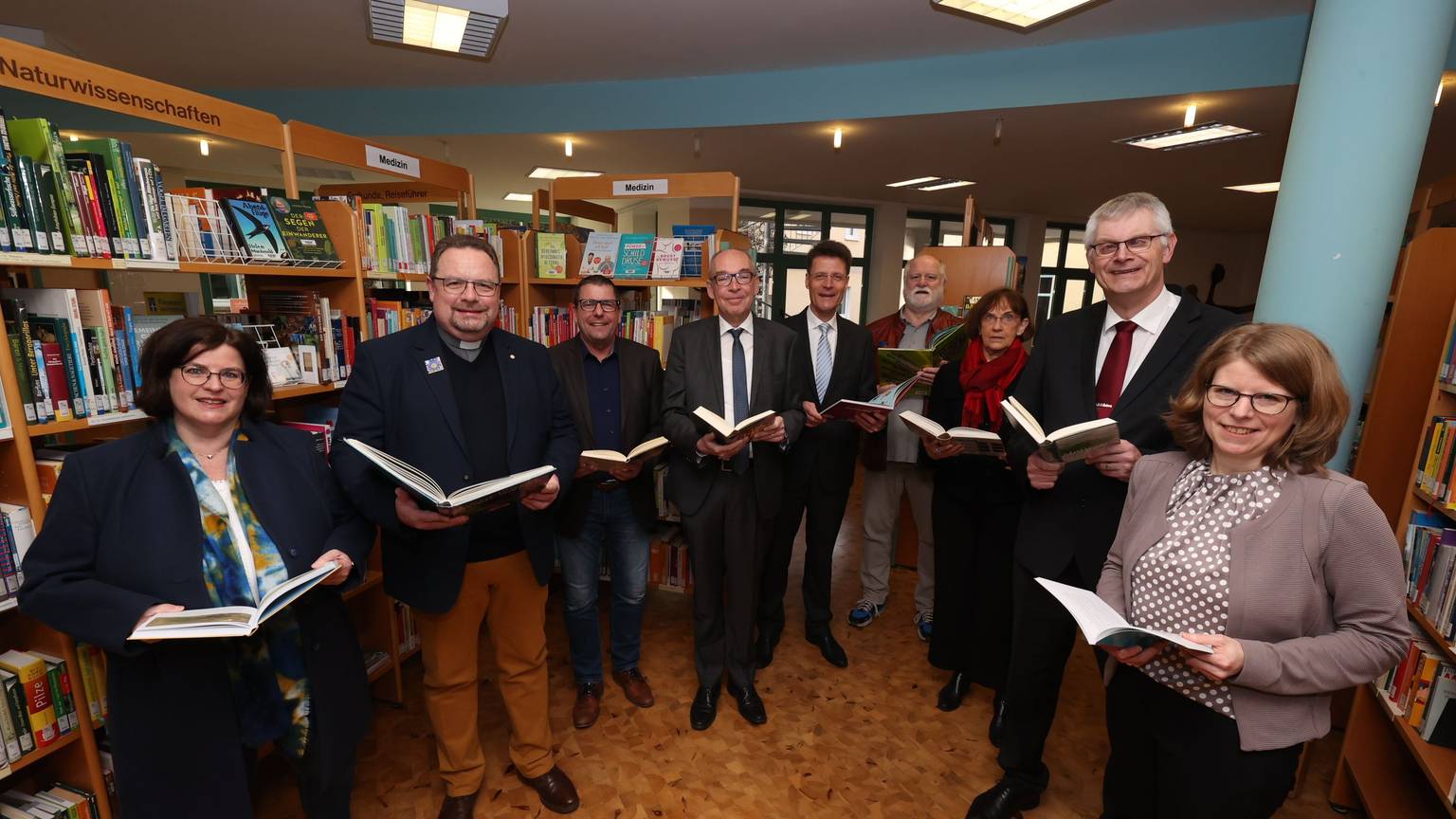 Pastor Bernhard Dobelke (2. v. l.) und Bürgermeister Ludger Banken (2. v. r.), Vertreter der Stadt, der katholischen Kirche und der Bücherei trafen sich zur Unterzeichnung des neuen Vertrags
