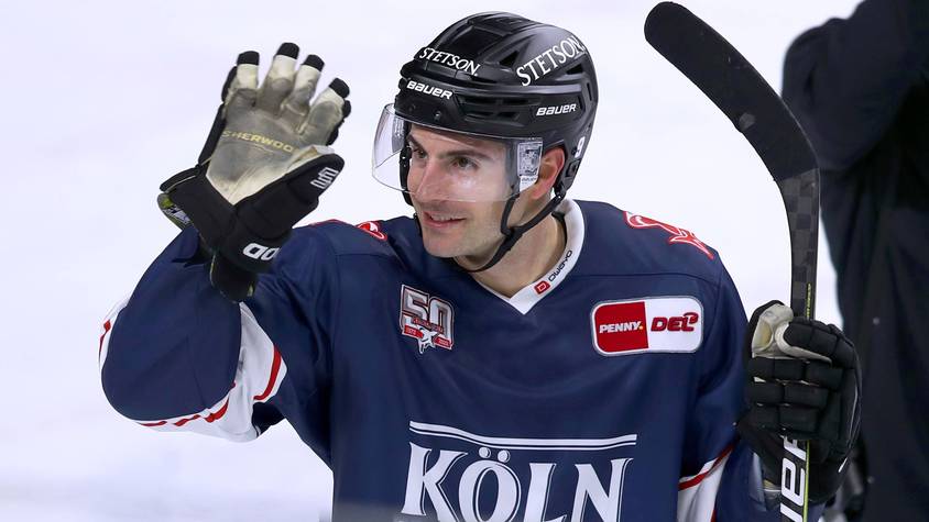 Köln, 29.01.2023, Eishockey, Penny DEL, 48. Spieltag, Lanxess-Arena, Kölner Haie - Nürnberg Ice Tigers: Maximilian Kammerer von Kölner Haie trifft in der letzten Spielsekunde das Tor zum 2:1 gegen Nürnberg. Die Mannschaft jubelt auf dem Eis. Nordrhein-Westfalen Deutschland *** Cologne, 29 01 2023, ice hockey, penny DEL, 48 matchday, Lanxess Arena, Cologne Sharks Nuremberg Ice Tigers Maximilian Kammerer of Cologne Sharks scores the goal in the last second of the game to make it 2 1 against Nuremberg The team cheers on the ice North Rhine Westphalia Germany