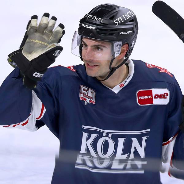 Köln, 29.01.2023, Eishockey, Penny DEL, 48. Spieltag, Lanxess-Arena, Kölner Haie - Nürnberg Ice Tigers: Maximilian Kammerer von Kölner Haie trifft in der letzten Spielsekunde das Tor zum 2:1 gegen Nürnberg. Die Mannschaft jubelt auf dem Eis. Nordrhein-Westfalen Deutschland *** Cologne, 29 01 2023, ice hockey, penny DEL, 48 matchday, Lanxess Arena, Cologne Sharks Nuremberg Ice Tigers Maximilian Kammerer of Cologne Sharks scores the goal in the last second of the game to make it 2 1 against Nuremberg The team cheers on the ice North Rhine Westphalia Germany
