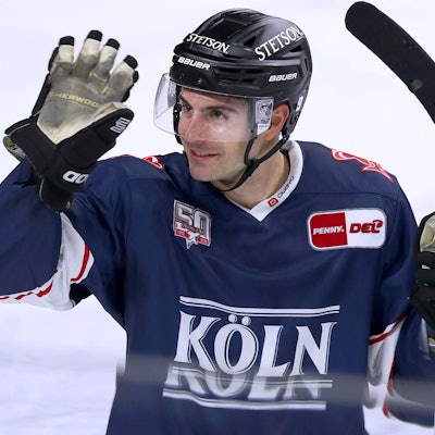 Köln, 29.01.2023, Eishockey, Penny DEL, 48. Spieltag, Lanxess-Arena, Kölner Haie - Nürnberg Ice Tigers: Maximilian Kammerer von Kölner Haie trifft in der letzten Spielsekunde das Tor zum 2:1 gegen Nürnberg. Die Mannschaft jubelt auf dem Eis. Nordrhein-Westfalen Deutschland *** Cologne, 29 01 2023, ice hockey, penny DEL, 48 matchday, Lanxess Arena, Cologne Sharks Nuremberg Ice Tigers Maximilian Kammerer of Cologne Sharks scores the goal in the last second of the game to make it 2 1 against Nuremberg The team cheers on the ice North Rhine Westphalia Germany