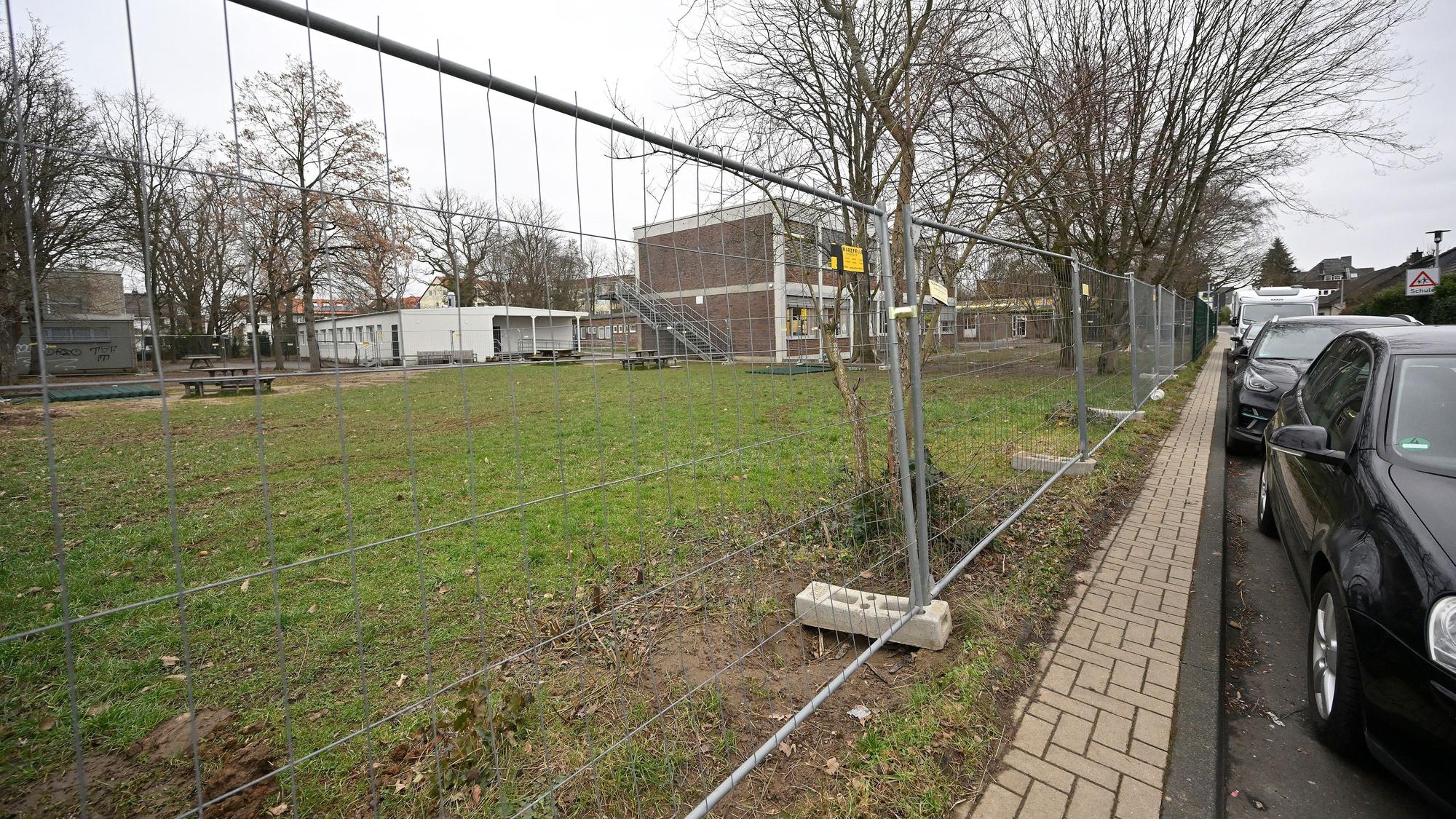 Ein Bauzaun steht um das Grundstück der Grundschule in Bergisch-Gladbach Refrath.