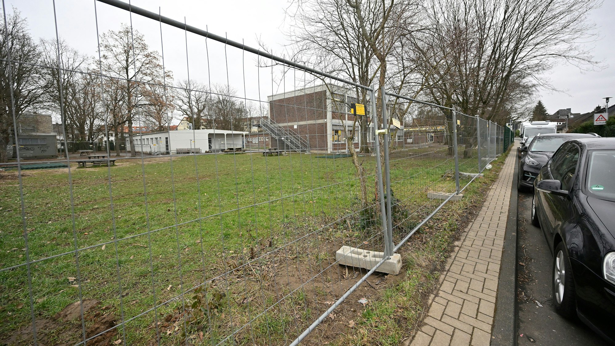 Ein Bauzaun steht um das Grundstück der Grundschule in Bergisch-Gladbach Refrath.