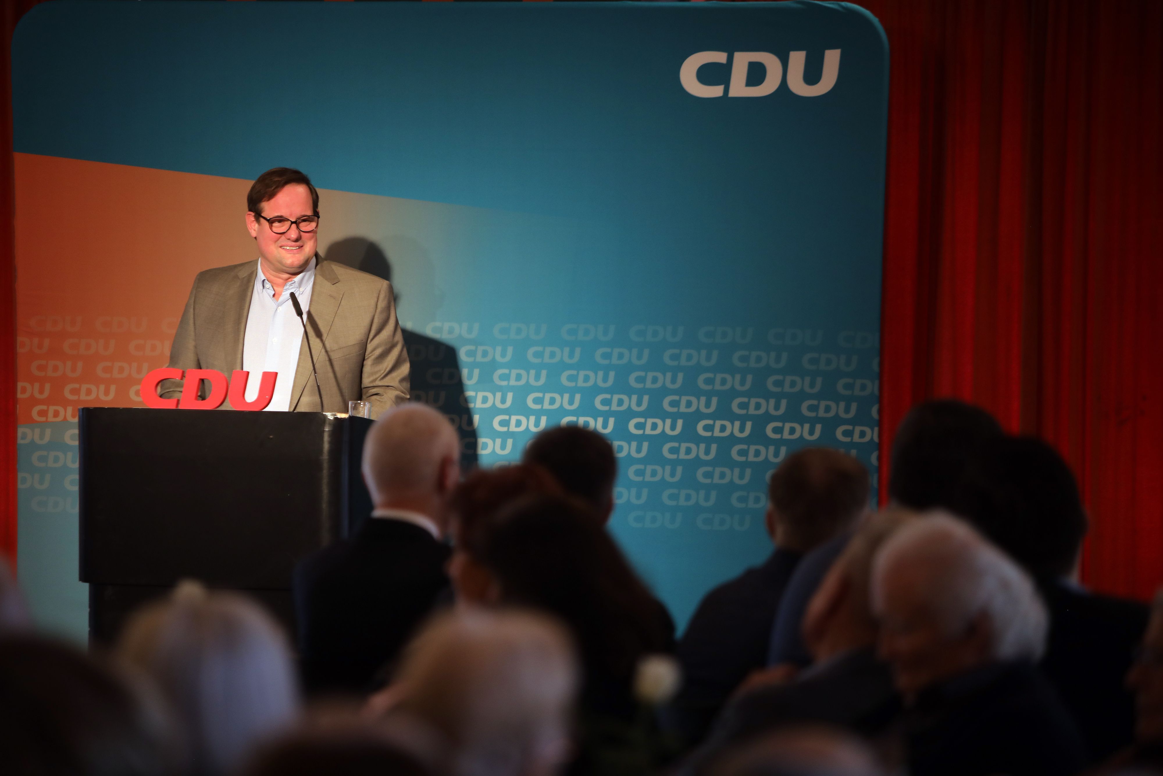 Politiker Vorsitzender der CDU-Landtagsfraktion Thorsten Schick steht an einem Rednerpult vor einer CDU-Wand.