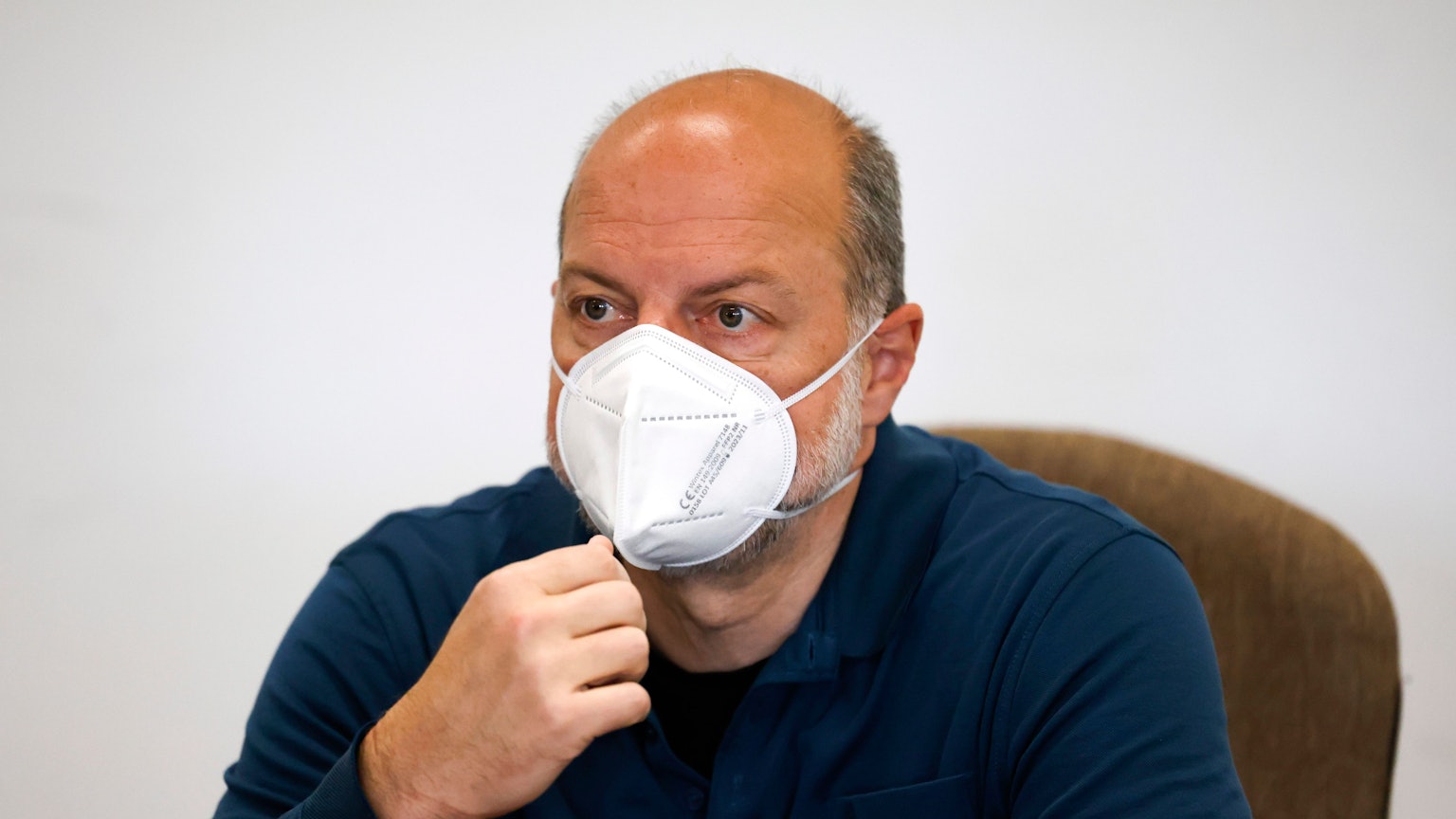 0Der Angeklagte Thomas Drach sitzt auf der Anklagebank im Kölner Landgericht. Die Staatsanwaltschaft wirft Drach mehrere Überfälle auf Geldtransporter vor.