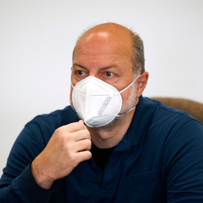 0Der Angeklagte Thomas Drach sitzt auf der Anklagebank im Kölner Landgericht. Die Staatsanwaltschaft wirft Drach mehrere Überfälle auf Geldtransporter vor.