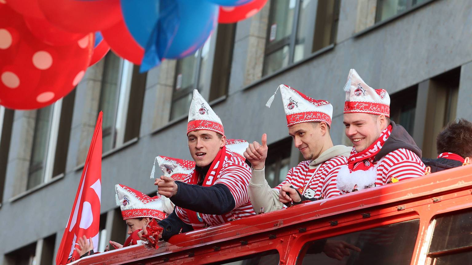 Rosenmontagszug, 1. FC Köln von links: Timo Hübers, Dejan Ljubicic, Lukas Berg, 20.02.2023, Bild: *** Rosenmontagszug, 1 FC Köln from left Timo Hübers, Dejan Ljubicic, Lukas Berg, 20 02 2023, picture