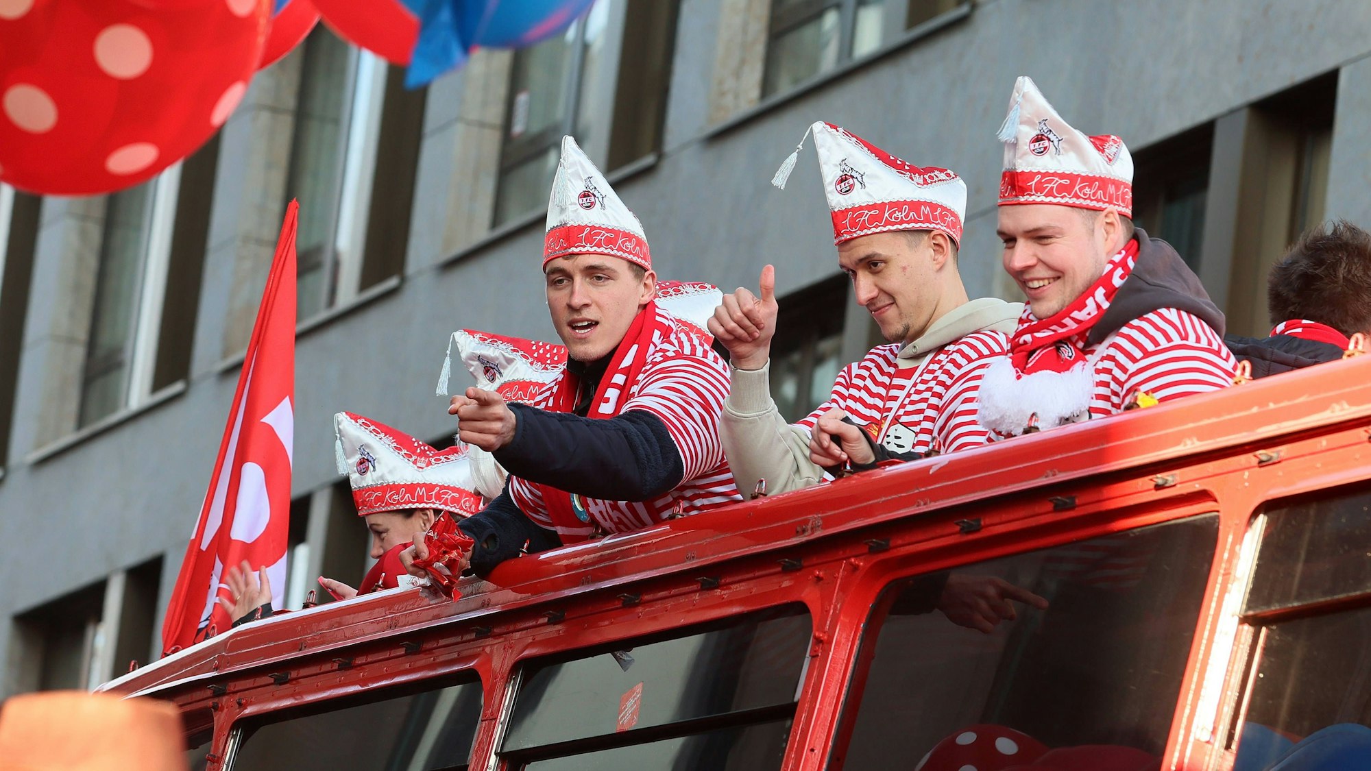 Rosenmontagszug, 1. FC Köln von links: Timo Hübers, Dejan Ljubicic, Lukas Berg, 20.02.2023, Bild: *** Rosenmontagszug, 1 FC Köln from left Timo Hübers, Dejan Ljubicic, Lukas Berg, 20 02 2023, picture