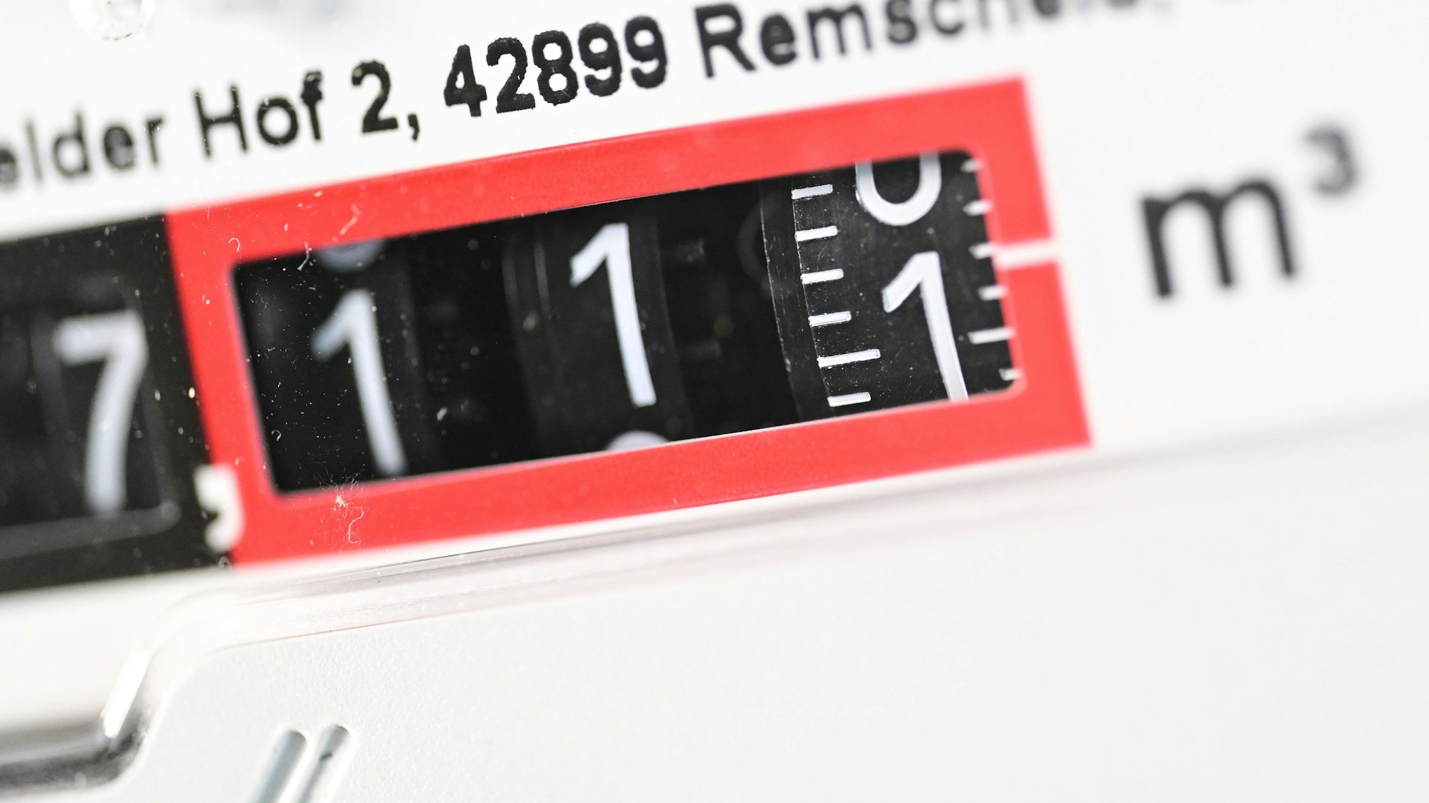 Das Zählwerk in einem Gaszähler dreht sich und zeigt den Verbrauch von Gas in einem Privathaushalt an.