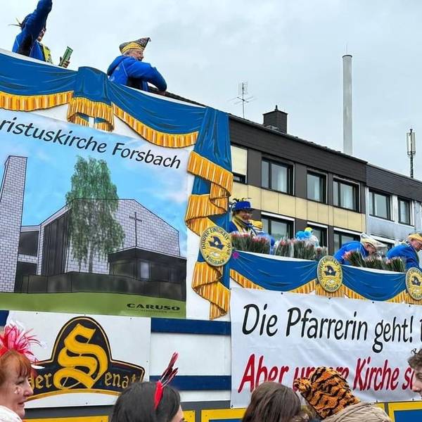 Ein Motivwagen des Senats der Dörper Einigkeit beim Forsbacher Karnevalszug machte die Zukunft der Christuskirche zum Thema. Foto: Sauer