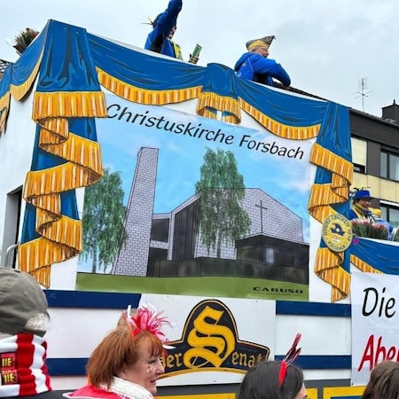 Ein Motivwagen des Senats der Dörper Einigkeit beim Forsbacher Karnevalszug machte die Zukunft der Christuskirche zum Thema. Foto: Sauer