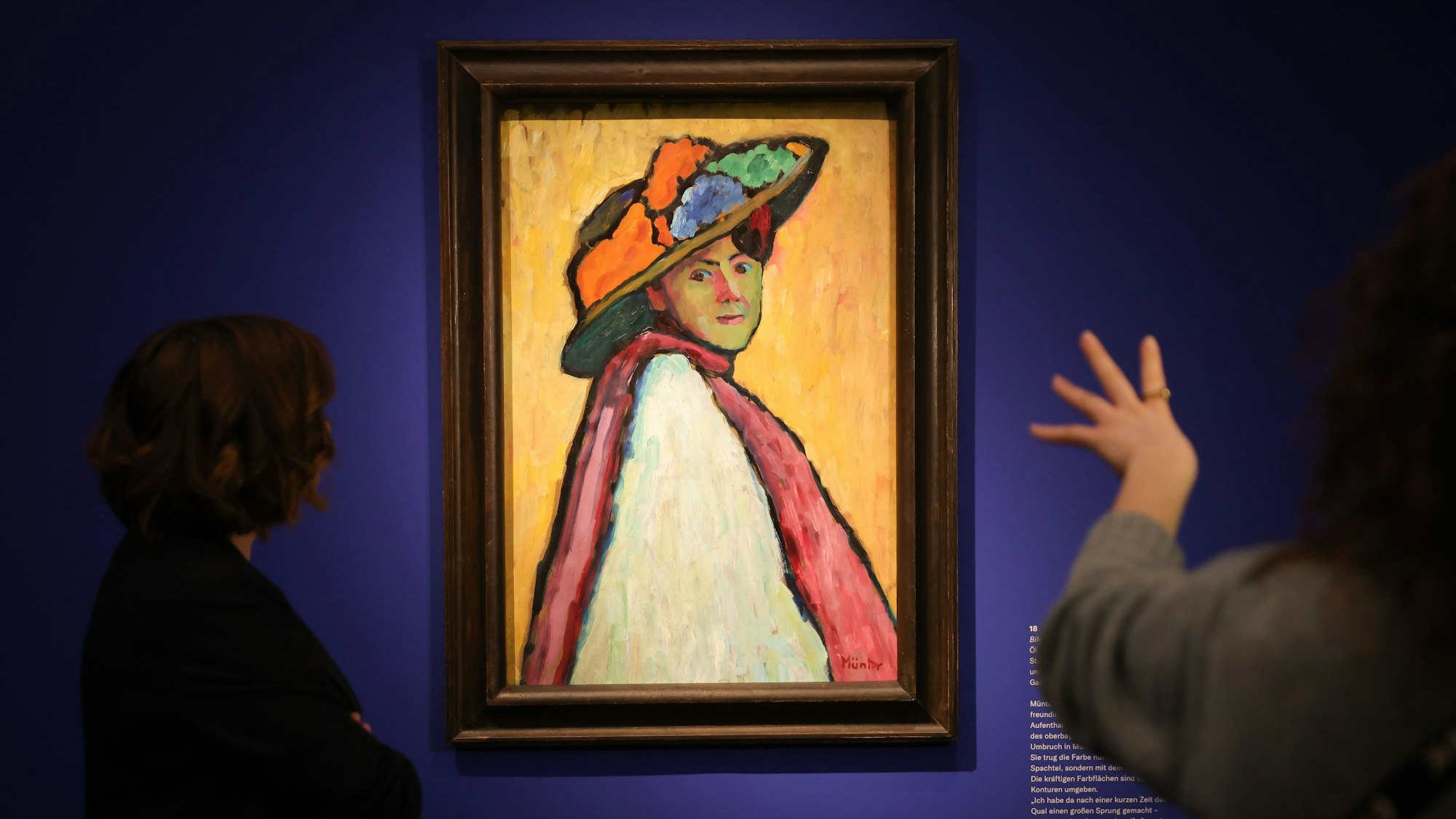 Zwei Frauen betrachten das Bild „Bildnis Marianne von Werefkin, 1909“ bei einer Pressevorbesichtigung der Ausstellung „Gabriele Münter. Menschenbilder“ im Bucerius Kunstforum.