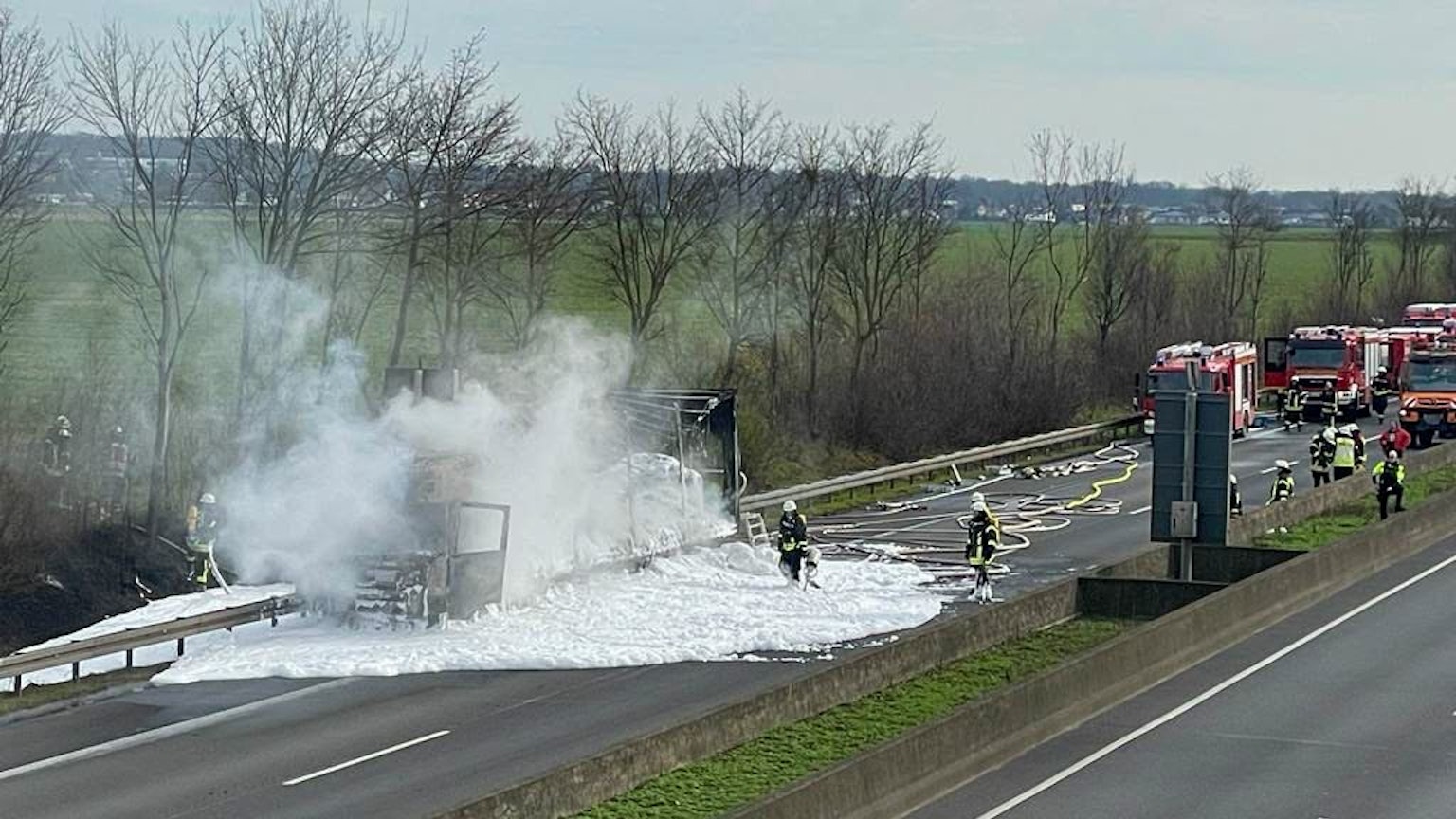 Die Feuerwehr am 22.02.2023 beim Löschen eines Lkw auf der A61 in Swisttal / Weilerswist.