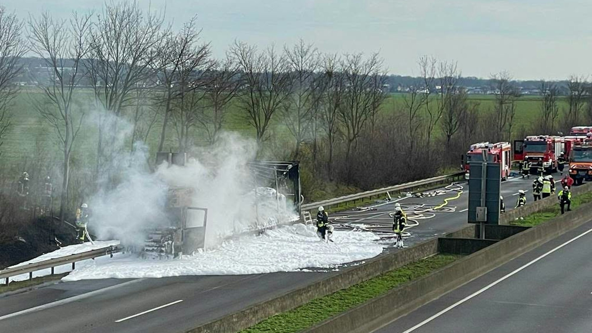 Die Feuerwehr am 22.02.2023 beim Löschen eines Lkw auf der A61 in Swisttal / Weilerswist.