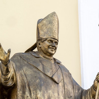 Eine Figur des früheren Papstes Benedikt XVI.