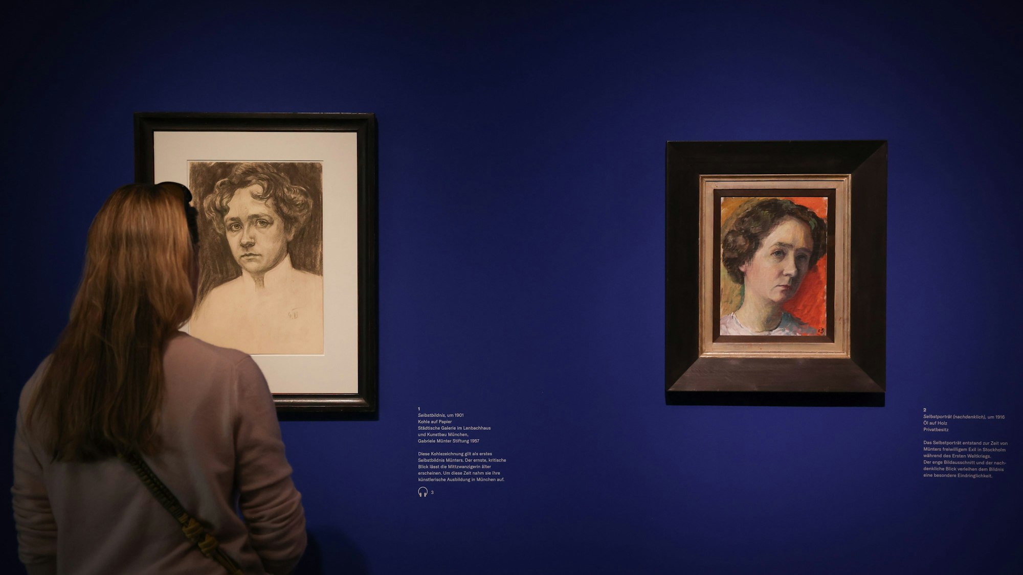 Eine Frau betrachtet bei einer Pressevorbesichtigung der Ausstellung „Gabriele Münter. Menschenbilder“ im Bucerius Kunstforum Selbstbildnisse der Künstlerin.