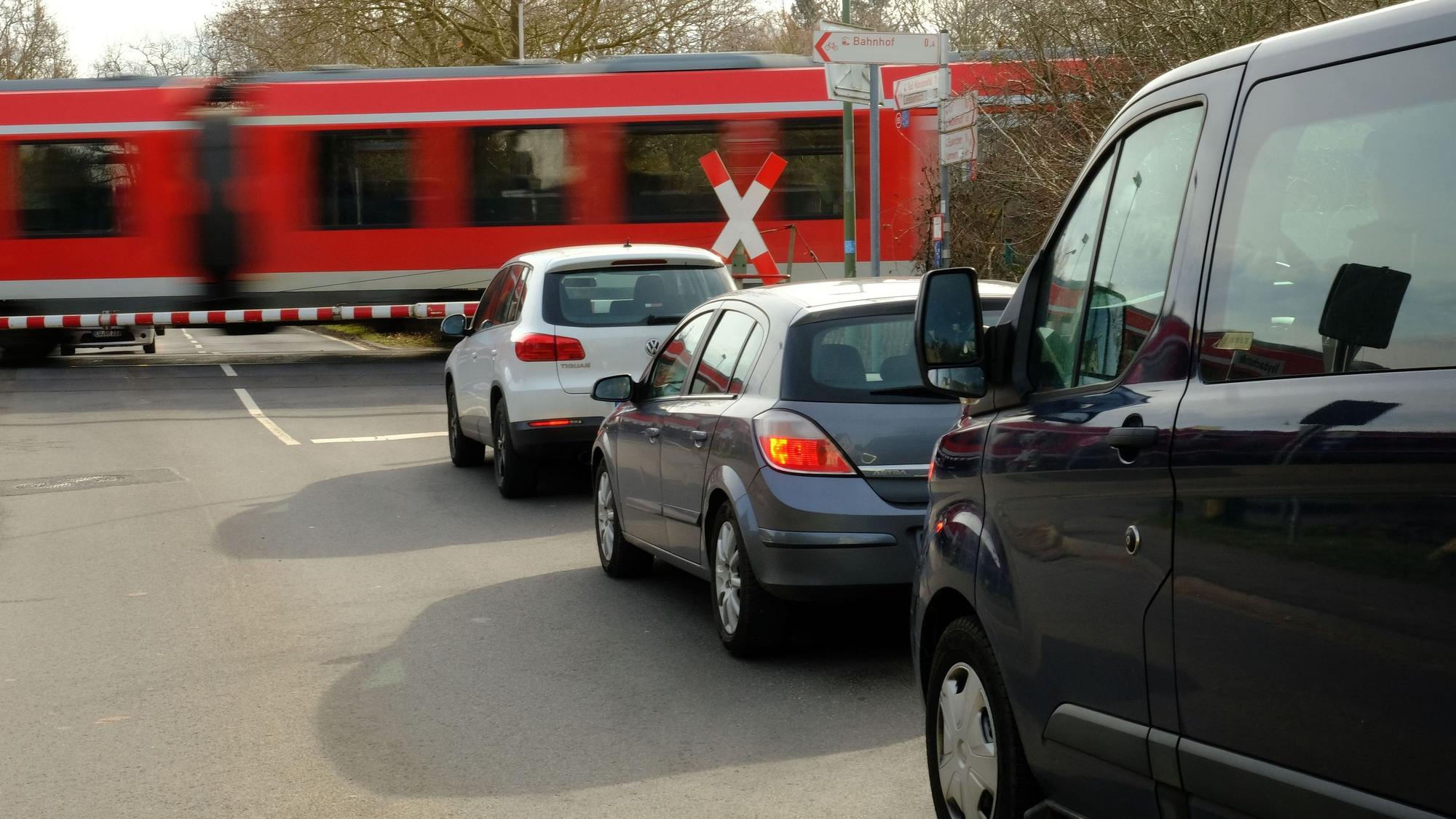 Geschlossene Schranke am Bahnübergang in Satzvey führt zu Stau des Autoverkehrs.